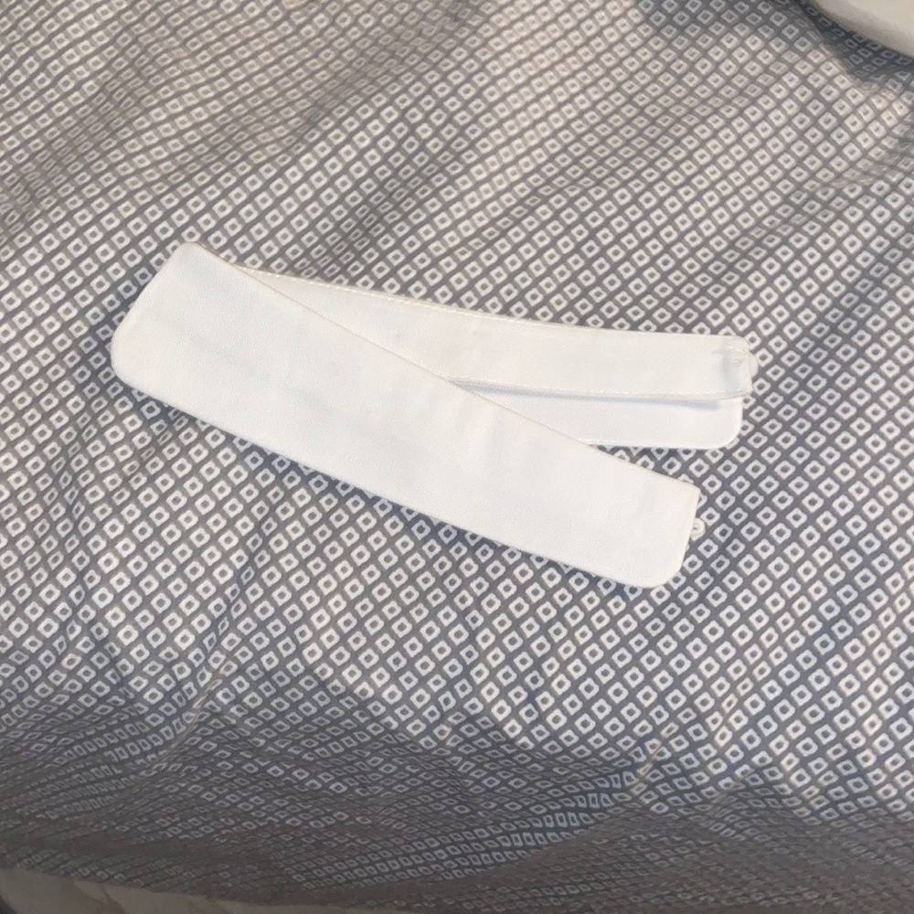 White attachable collar